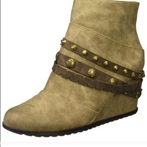 Brown wedge. Super cute. Worn maybe 3x. Size 6.5